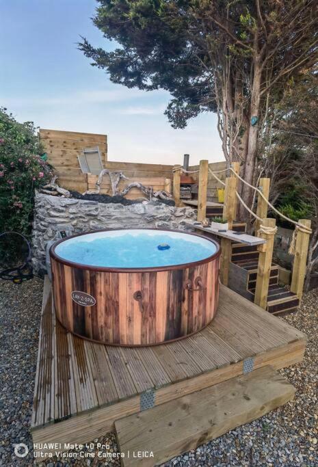 Brynglas Cottage With Hot Tub, Anglesey. Llanfachraeth エクステリア 写真